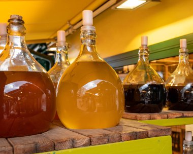 Avusturya 'nın başkenti Viyana' da yerel üzümlerden yapılan beyaz ve kırmızı şaraplı büyük şişeler.