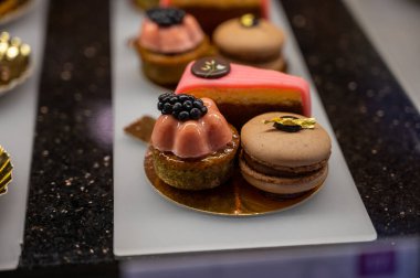 Viyana 'daki geleneksel fırın kafede Avusturya tatlıları, farklı türde çikolatalı ve meyveli kekler.