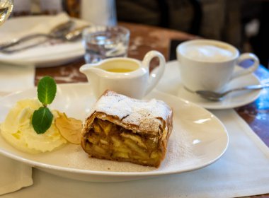 Avusturya tatlısı, krem şantili elmalı turta ve sıcak vanilyalı sos Viyana, Avusturya 'daki eski fırın kafede servis ediliyor.