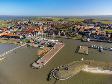 Hollanda 'nın küçük Marken kasabasında hava manzarası güneşli bir günde Hollanda' nın Kuzey Hollanda kentindeki eski adalarda bulunan ahşap evler