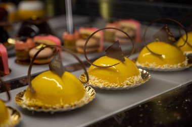 Viyana 'daki geleneksel fırın kafede Avusturya tatlıları, farklı türde çikolatalı ve meyveli kekler.