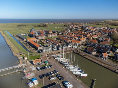 Hollanda 'nın küçük Marken kasabasında hava manzarası güneşli bir günde Hollanda' nın Kuzey Hollanda kentindeki eski adalarda bulunan ahşap evler