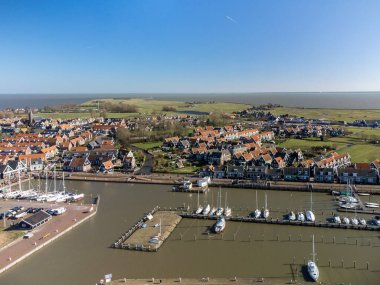 Hollanda 'nın küçük Marken kasabasında hava manzarası güneşli bir günde Hollanda' nın Kuzey Hollanda kentindeki eski adalarda bulunan ahşap evler