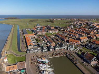 Hollanda 'nın küçük Marken kasabasında hava manzarası güneşli bir günde Hollanda' nın Kuzey Hollanda kentindeki eski adalarda bulunan ahşap evler