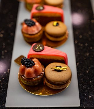 Viyana 'daki geleneksel fırın kafede Avusturya tatlıları, farklı türde çikolatalı ve meyveli kekler.