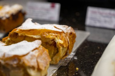 Viyana 'daki geleneksel fırın kafede sergilenen Avusturya tatlıları, puf börekler, kapanış