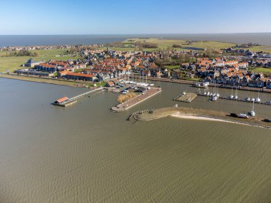 Hollanda 'nın küçük Marken kasabasında hava manzarası güneşli bir günde Hollanda' nın Kuzey Hollanda kentindeki eski adalarda bulunan ahşap evler