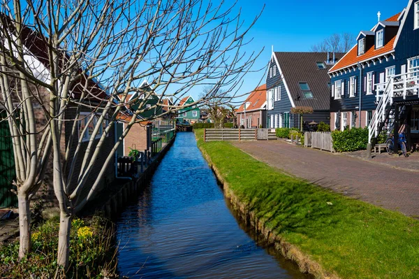 Wandelen Zonnige Lentedag Marken Met Houten Huizen Gelegen Voormalig Eiland — Stockfoto