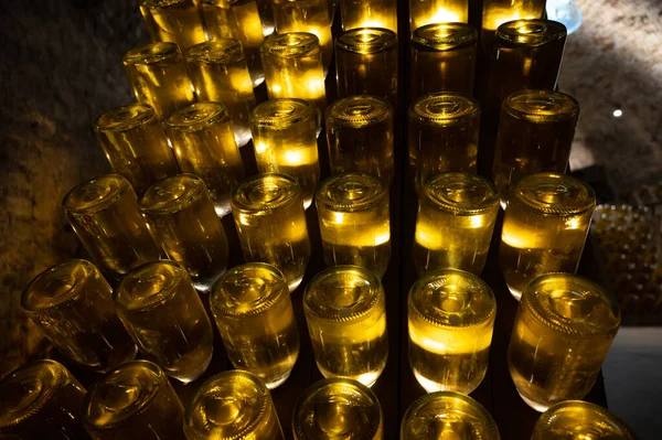 Produção Vinho Branco Espumante Rosa Pelo Método Tradicional Adegas Subterrâneas — Fotografia de Stock