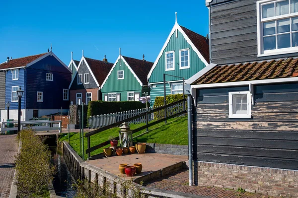 Caminhando Dia Ensolarado Primavera Pequena Cidade Holandesa Marken Com Casas — Fotografia de Stock