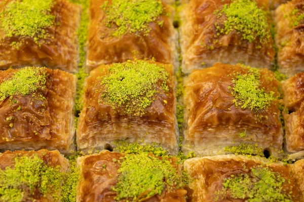 Süßes Türkisches Oder Arabisches Dessert Baklava Fistikli Aus Filoteig Gefüllt — Stockfoto