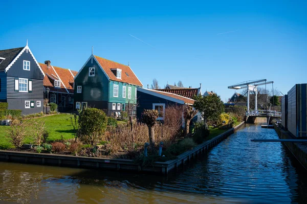Caminando Soleado Día Primavera Pequeña Ciudad Holandesa Marken Con Casas — Foto de Stock