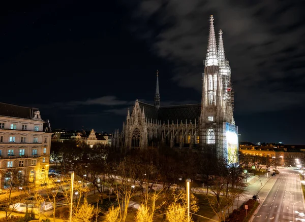 オーストリアの首都ウィーンの夜 ゴシック様式の教会や旧市街の通りを眺めます — ストック写真
