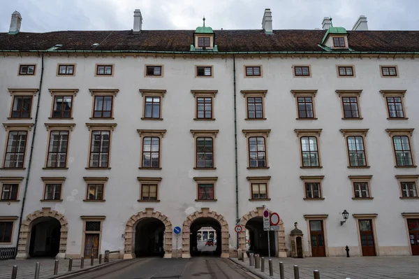 Avusturya 'nın başkenti Viyana, bulutlu bir günde şehrin merkezindeki binaların mimari ve dekorasyon unsurları