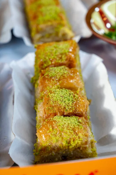 Süßes Türkisches Oder Arabisches Dessert Baklava Aus Filoteig Gefüllt Mit — Stockfoto