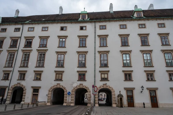 Avusturya 'nın başkenti Viyana, bulutlu bir günde şehrin merkezindeki binaların mimari ve dekorasyon unsurları