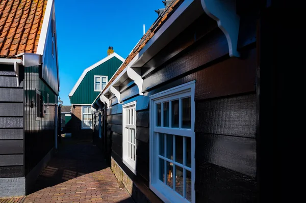 Spaziergang Einem Sonnigen Frühlingstag Der Holländischen Kleinstadt Marken Mit Holzhäusern — Stockfoto