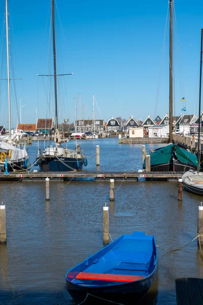 Caminando Soleado Día Primavera Pequeña Ciudad Holandesa Marken Con Casas — Foto de Stock