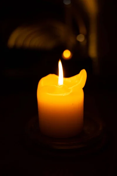 Ένα Αναμμένο Κερί Στο Σκοτεινό Υπόγειο Καταφύγιο Κοντά — Φωτογραφία Αρχείου