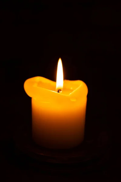 Ένα Αναμμένο Κερί Στο Σκοτεινό Υπόγειο Καταφύγιο Κοντά — Φωτογραφία Αρχείου