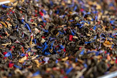 Siyah yapraklı kuru çay, aromatik çiçekler, Granada, Endülüs, İspanya 'daki çay dükkanında baharatlar.