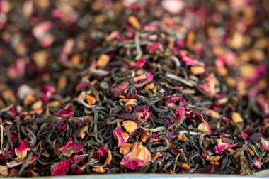 Siyah yapraklı kuru çay, aromatik çiçekler, Granada, Endülüs, İspanya 'daki çay dükkanında baharatlar.