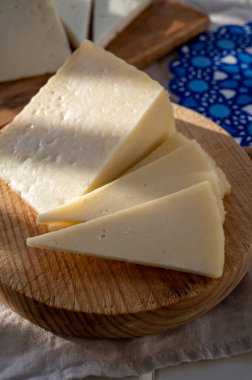 İspanyol sert manchegosu, inek, koyun ve keçi peyniri sabah güneş ışığı altında servis edilir.