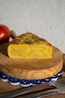 İspanyol vejetaryen yemeği, ev yapımı patates omleti soğanlı patates omleti ve sabah güneşinde dışarıda servis edilen soğan.