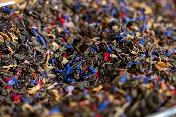 Siyah yapraklı kuru çay, aromatik çiçekler, Granada, Endülüs, İspanya 'daki çay dükkanında baharatlar.