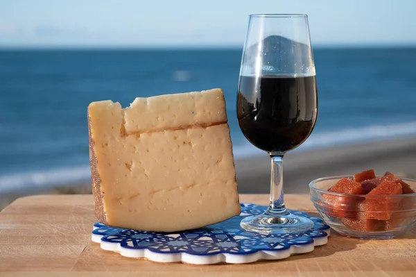 İspanyol şarabı tatmak için Pedro Ximenez şeri ile manchego peyniri El Puerto de Santa Maria, Endülüs, İspanya 'da aynı şaraptan yapılır.