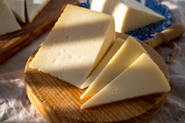 İspanyol sert manchegosu, inek, koyun ve keçi peyniri sabah güneş ışığı altında servis edilir.