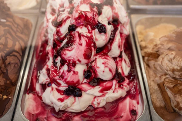 Buzdolabındaki renkli zanaatkar dondurmalar İspanya 'da kapanıyor.