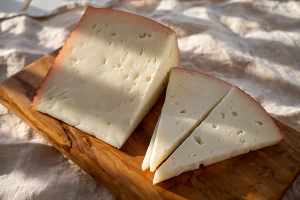 Spanisch Harte Manchego Kuh Schaf Und Ziegenkäse Serviert Draußen Der — Stockfoto