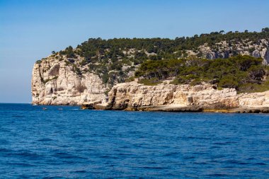 Kireçtaşı kayalıkları ve Cassis yakınlarındaki mavi deniz Provence, Fransa 'daki Calanques Ulusal Parkı' na tekne gezisi.