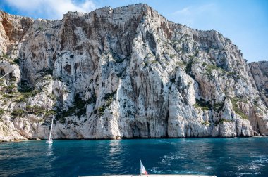 Kireçtaşı kayalıkları ve Cassis yakınlarındaki mavi deniz Provence, Fransa 'daki Calanques Ulusal Parkı' na tekne gezisi.