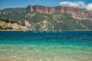 Kayalıkların panoramik manzarası, Plage du Bestouan sahilinde açık deniz suyu Cassis, Provence, Fransa