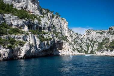 Cassis yakınlarında beyaz kumlu plajlı Calanque d 'En-vau manzarası, Fransa' nın Provence kentindeki Calanques ulusal parkına tekne gezisi