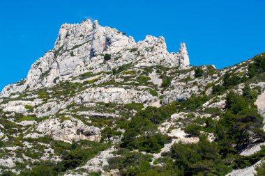 Kireçtaşı kayalıkları ve Cassis yakınlarındaki mavi deniz Provence, Fransa 'daki Calanques Ulusal Parkı' na tekne gezisi.