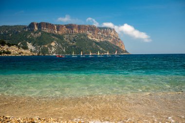 Kayalıkların panoramik manzarası, Plage du Bestouan sahilinde açık deniz suyu Cassis, Provence, Fransa