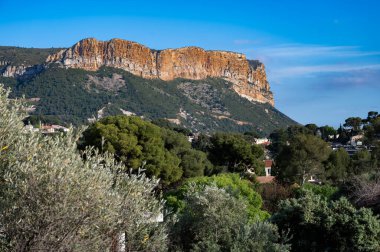 Cassis, Provence, Fransa 'daki kızıl kayalıkların panoramik manzarası yaz mevsimi.