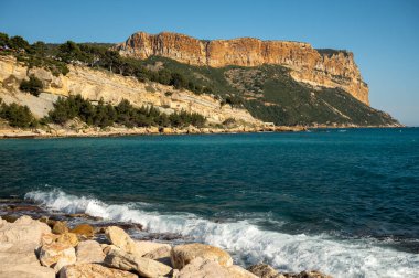 Provencal Cassis sahilinden manzara, Fransa 'nın Provence kentindeki Calanques Ulusal Parkı' na tekne gezisi