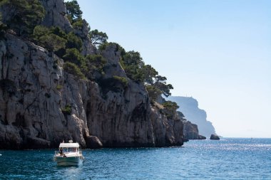 Cassis yakınlarında beyaz kumlu plajlı Calanque d 'En-vau manzarası, Fransa' nın Provence kentindeki Calanques ulusal parkına tekne gezisi