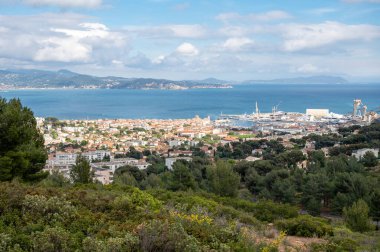 Tarihsel Provencal şehri La Ciotat 'ın panoramik hava manzarası. Fransa' nın Provence kentinde eski büyük bir tersane yaz tatili.