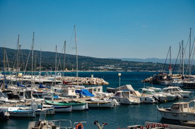 Büyük yelkenli limanı ve yat tersanesi olan tarihi Provencal şehri La Ciotat 'ın panoramik hava manzarası, Fransa' nın Provence kentinde yaz tatili