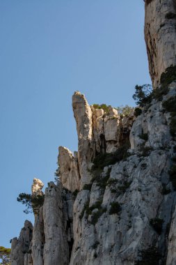 Kireçtaşı kayalıkları ve Cassis yakınlarındaki mavi deniz Provence, Fransa 'daki Calanques Ulusal Parkı' na tekne gezisi.
