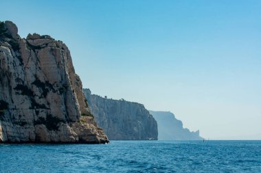 Kireçtaşı kayalıkları ve Cassis yakınlarındaki mavi deniz Provence, Fransa 'daki Calanques Ulusal Parkı' na tekne gezisi.