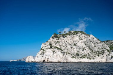 Kireçtaşı kayalıkları ve Cassis yakınlarındaki mavi deniz Provence, Fransa 'daki Calanques Ulusal Parkı' na tekne gezisi.