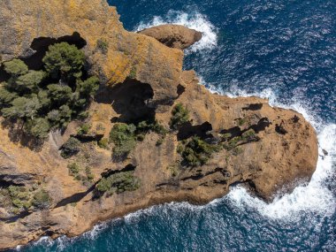 La Ciotat, Provence 'deki mavi Calanque de Figuerolles yakınlarındaki evler ve deniz manzarası. Fransa' da yaz tatili.