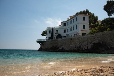 Kayalıkların panoramik manzarası, Plage du Bestouan sahilinde açık deniz suyu Cassis, Provence, Fransa