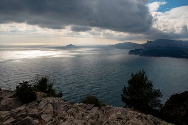 La Ciotat 'tan Cassis' e giden turistik rota D141, mavi deniz manzaralı, kireçtaşı uçurumları ve yeşil çam ormanı, Fransa 'nın Provence kentinde tatil
